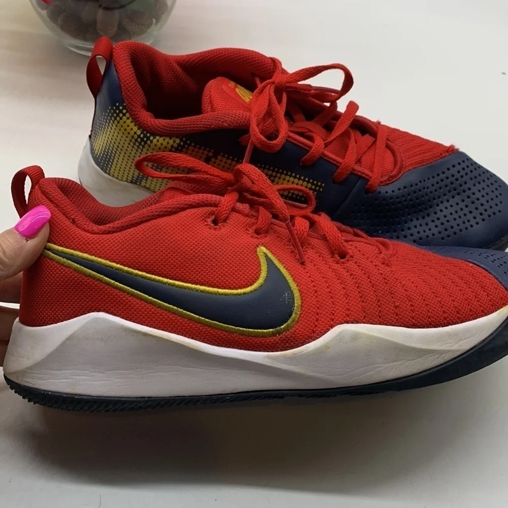 Nike Team Hustle Wuick Red Yellow Blue Sneaker Sz 7. NK0237
